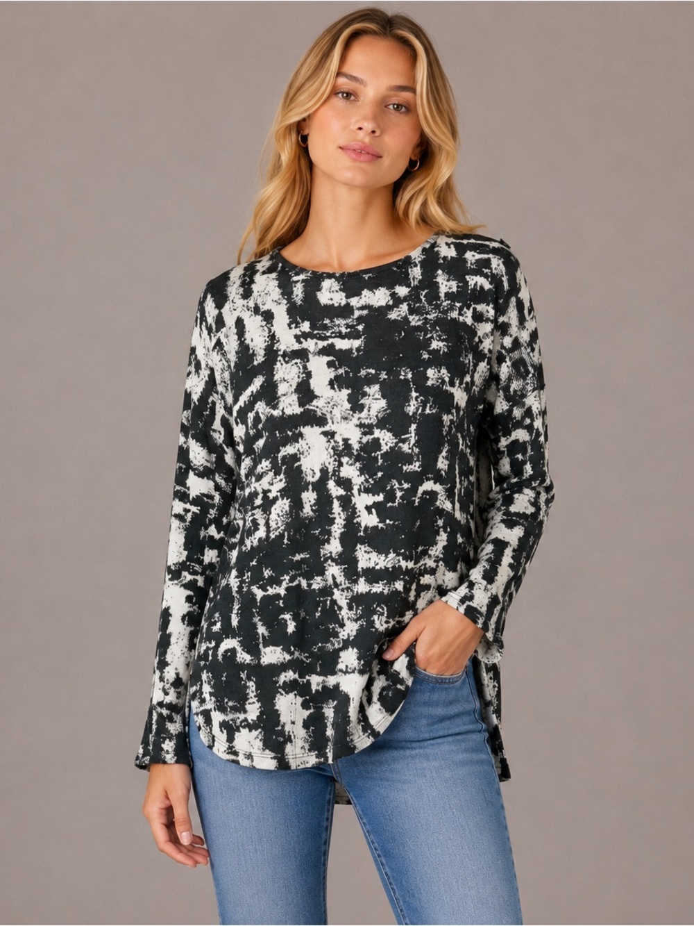 Snoskins White Black Abstract Knit Top Relaxed Fit Layer Cozy Winter Size M